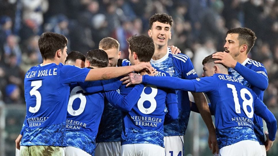 La festa del Como dopo la clamorosa vittoria contro il Torino