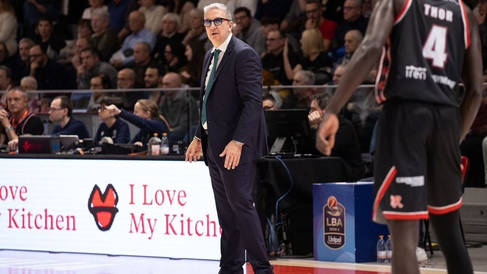 Walter De Raffaele all’esordio sulla panchina di Cantù