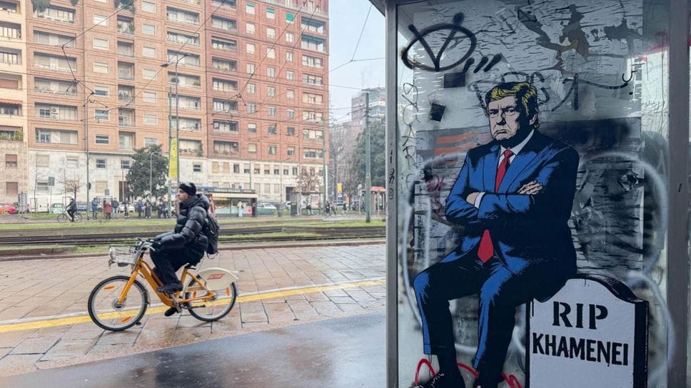 Donald Trump sulla lapide dell’Ayatollah iraniano: è il nuovo murale di Alexsandro Palombo vicino al Consolato Usa a Milano. Si intitola: “Make Iran great again”