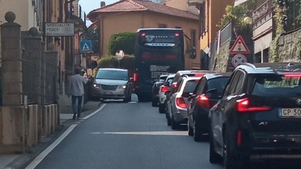 Un bus turistico bloccato nella strettoia di Colonno