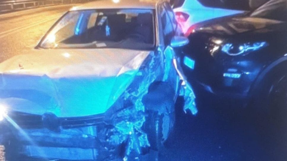 L’auto finita fuori strada