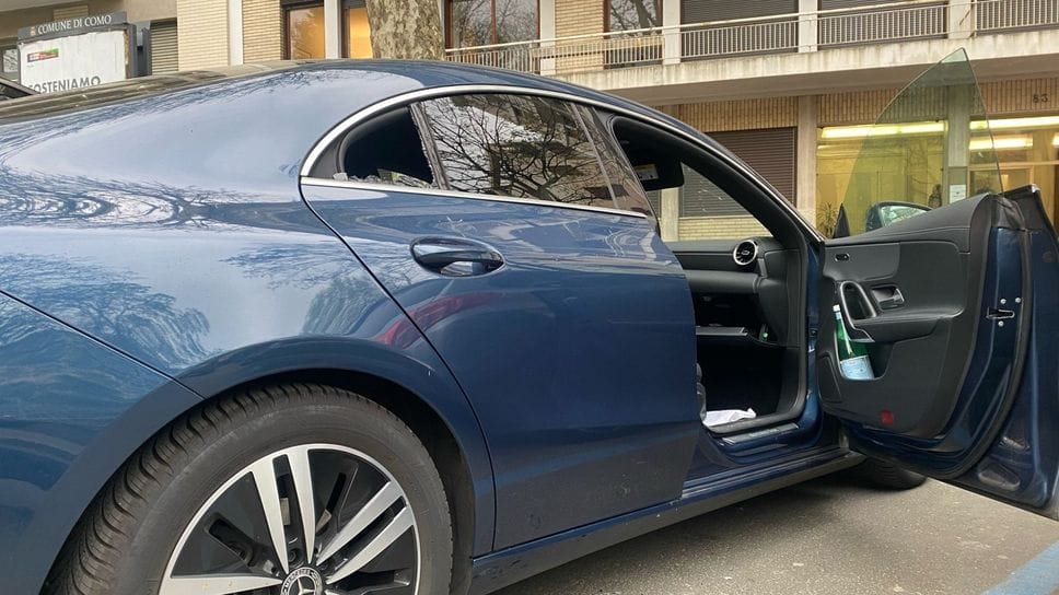 Una delle tante auto prese di mira dai ladri in viale Varese. Arrestato un giovane ladro