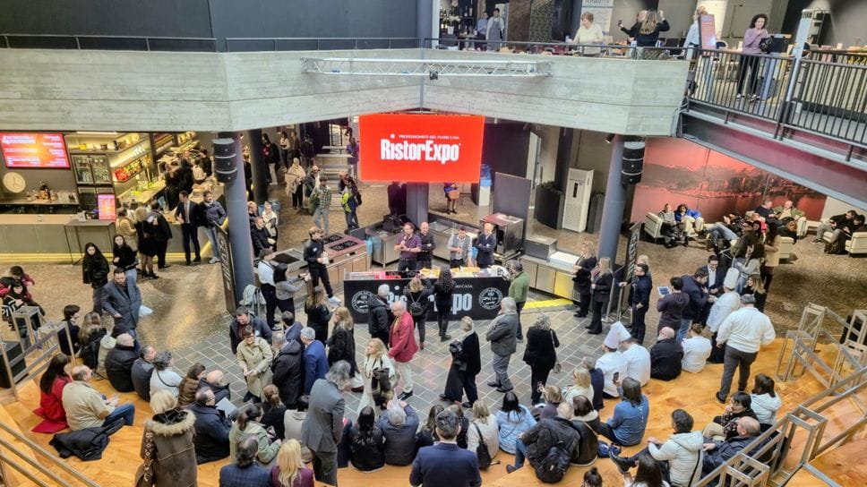 L’arena centrale di Lariofiere è il cuore di RistorExpo. Incontri e masterclass con i grandi maestri  della cucina