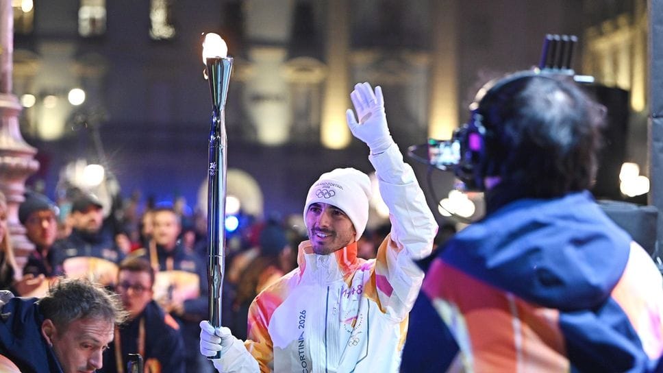 Pecco Bagnaia tedoforo nella tappa a Torino