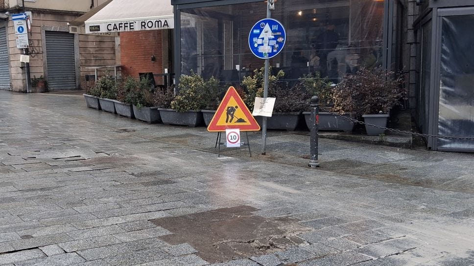 Le condizioni della pavimentazione in piazza: qui il limite di 10 km/h