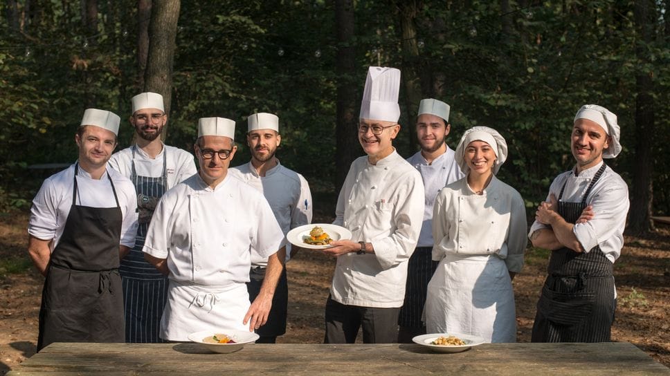 Lo chef Vittorio Tarantola  con la sua “brigada”. Sono tra i protagonisti del progetto che toccherà la mensa di Casa Nazareth