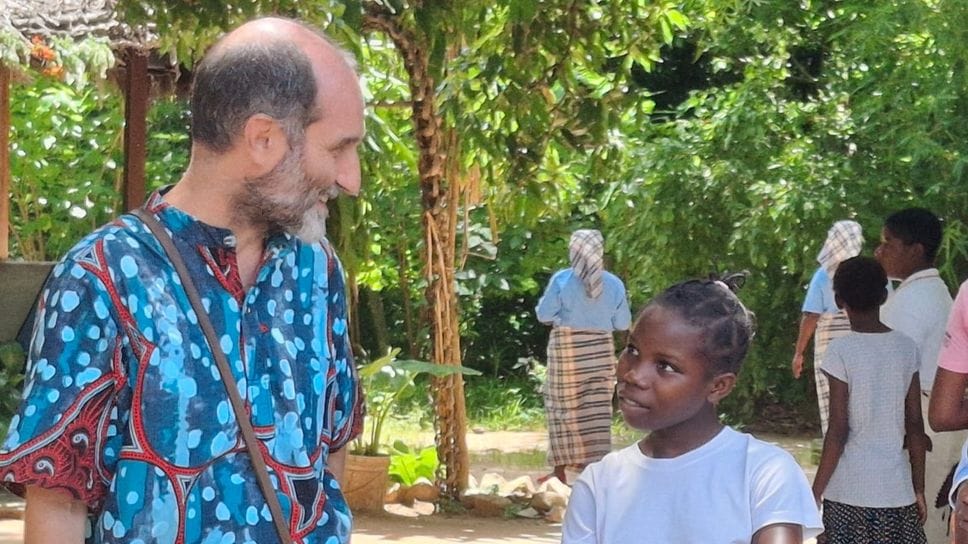 Don Filippo Macchi viaggia spesso tra i villaggi della diocesi