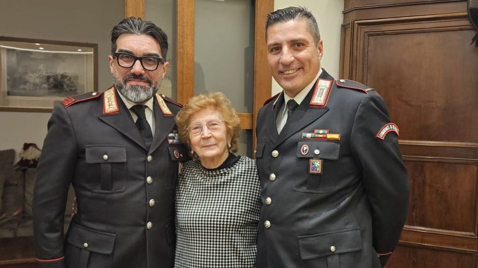 La signora Cesara Bertuzzo ringrazia i comandanti di Cernobbio Paolo Lo Giudice e di Pognana Lario, Giuseppe Capuano