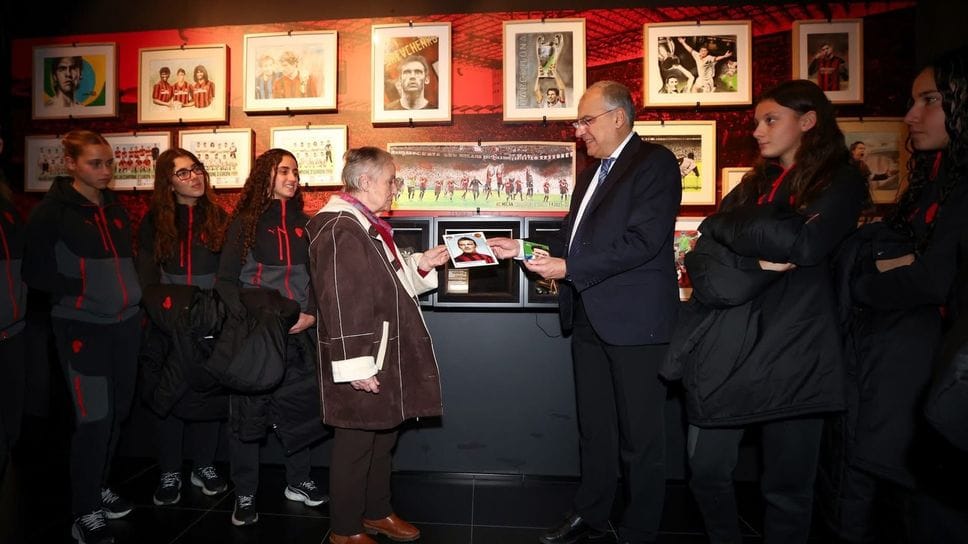 La figlia di Ferdinando Valletti, la giornalista Manuela, con Mauro Suma durante la cerimonia