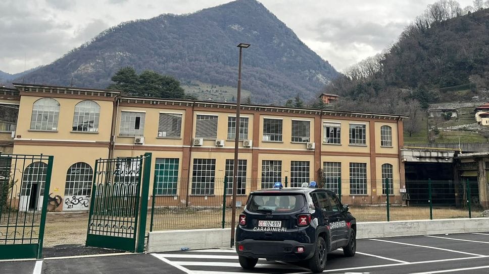 La pattuglia dei carabinieri all’ex cotonificio