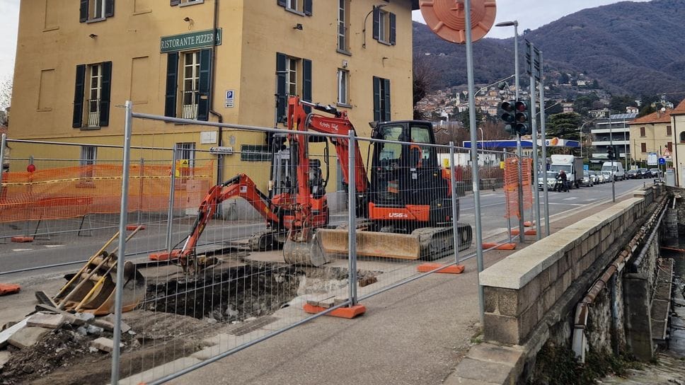 I lavori in corso in via per Cernobbio proseguiranno anche oggi