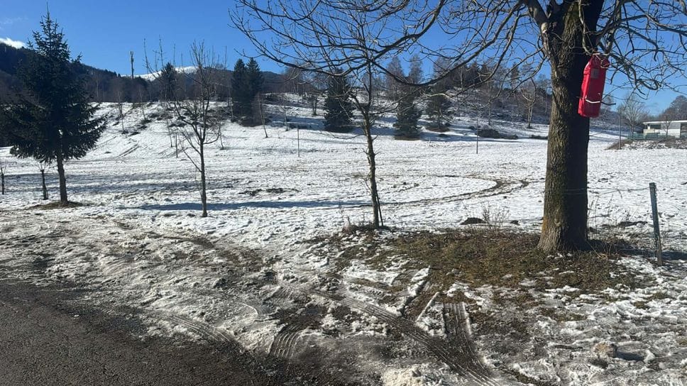 I segni delle “sgommate” al Pian del Tivano