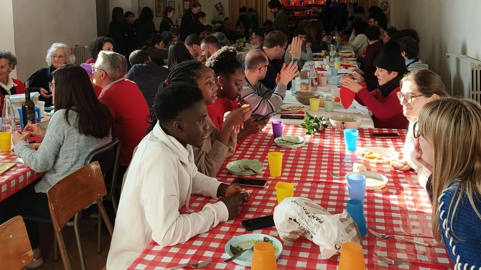 Uno dei pranzi di vicinato organizzati dal gruppo Legami