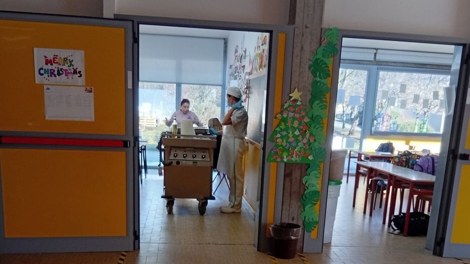 La preparazione della mensa alla scuola elementare di Valmorea