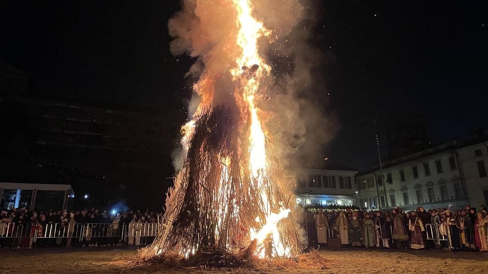 Il rogo della Giubiana in piazza Garibaldi a Cantù