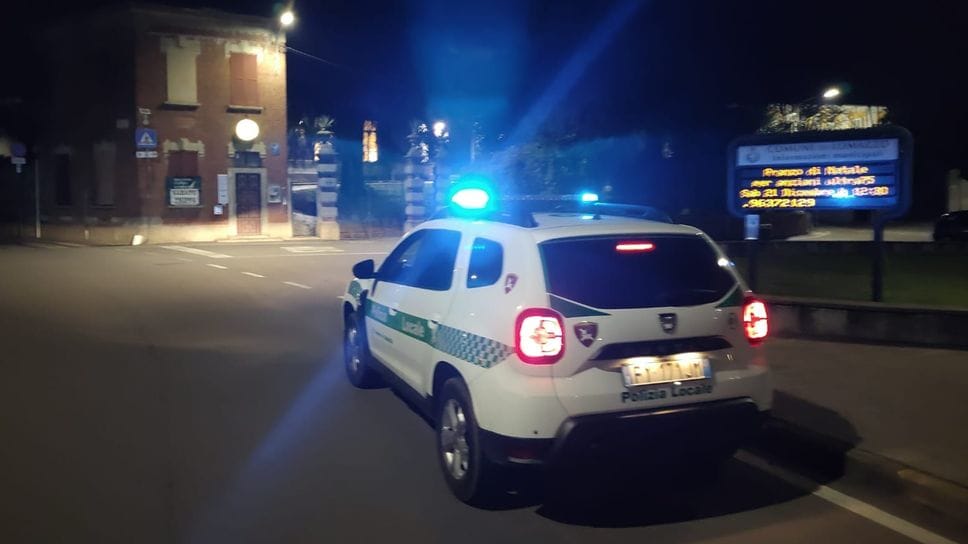 Un pattugliamento serale della polizia locale