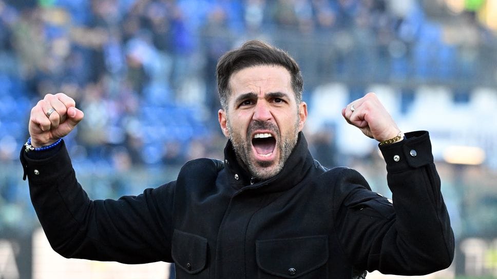 L’esultanza di Fabregas a fine partita: il suo Como vola nelle zone alte della classifica