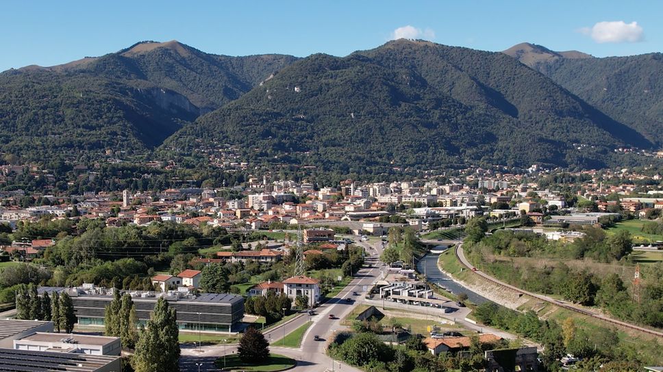 Un panorama di Erba, che rischia di perdere i fondi dedicati ai Comuni montani
