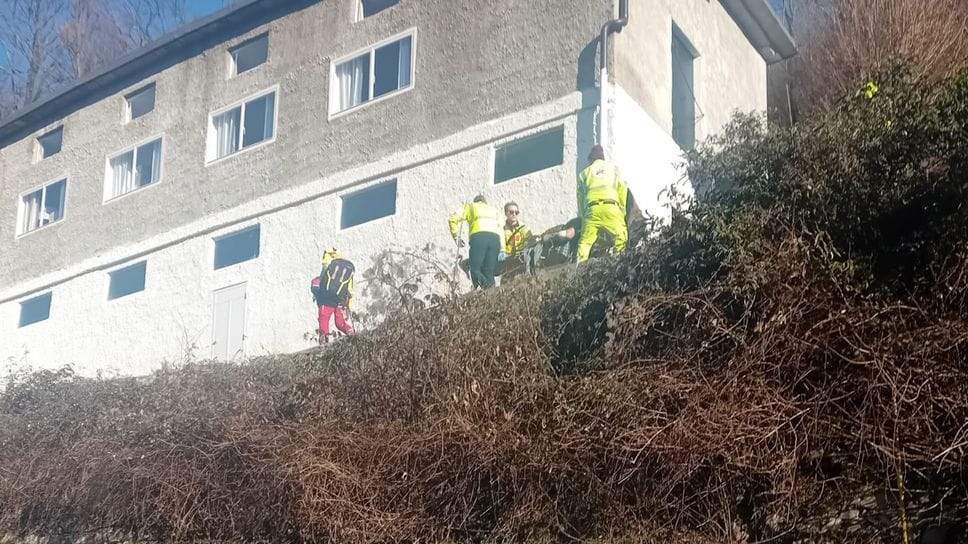 I soccorritori in azione per il giardiniere caduto