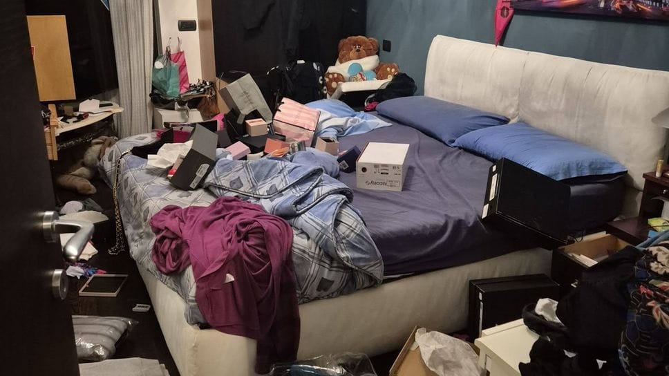 La camera dopo il passaggio dei ladri in un’abitazione in via via Andrea Doria ad Appiano Gentile