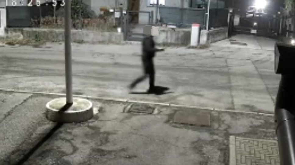 Uno dei ladri scoperti; si sta allontanando da via Boccaccio