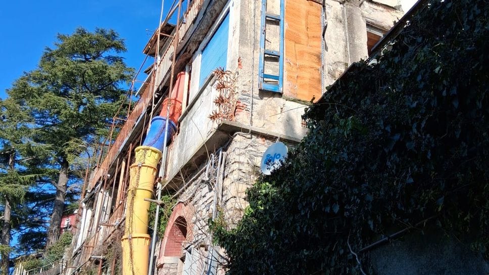 L’edificio abbandonato in fondo a via Peltrera