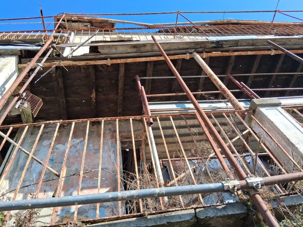 I ponteggi attorno alla struttura