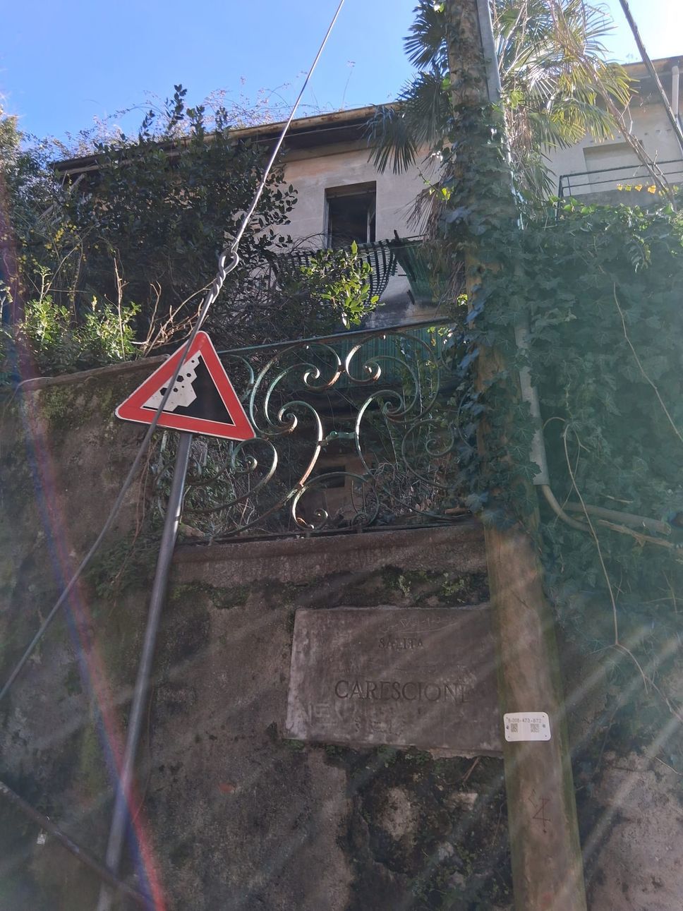 Il cartello che segnala il pericolo di caduta massi