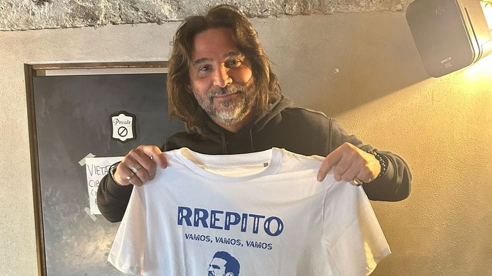 Lele Adani con la maglietta che la nostra redazione dedicò a Fabreags in occasione della sua visita al giornale