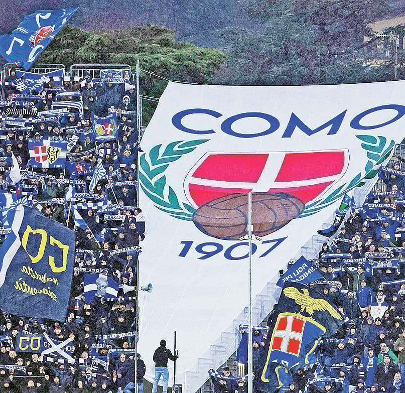 La curva dei tifosi del Como allo stadio Sinigaglia