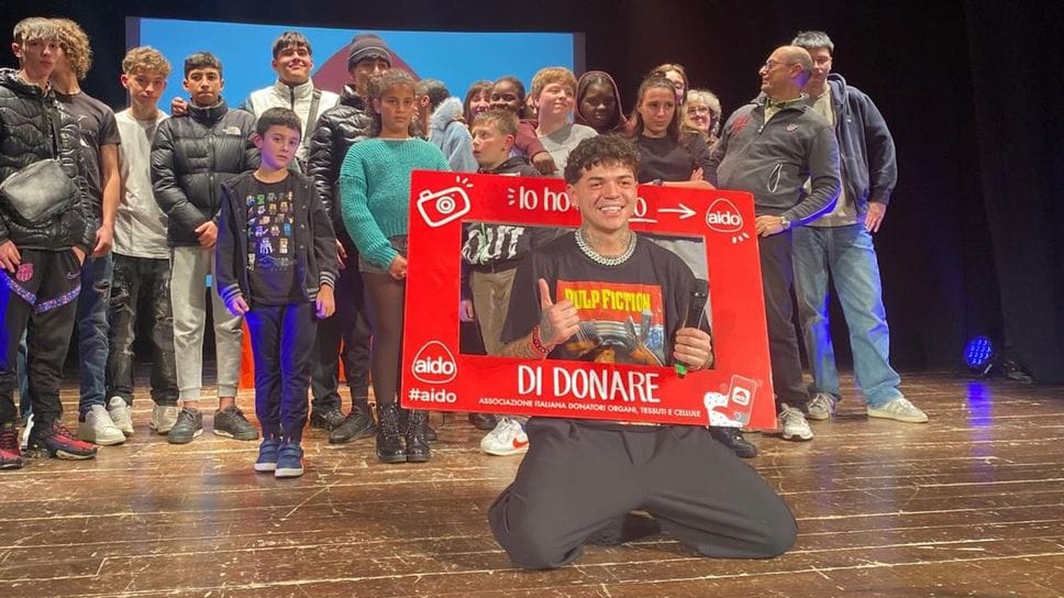 Una bella immagine di Blind sul palco al termine dello show benefico