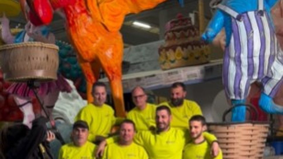 Carristi all’opera nel capannone di via Caduti di Nassiriya