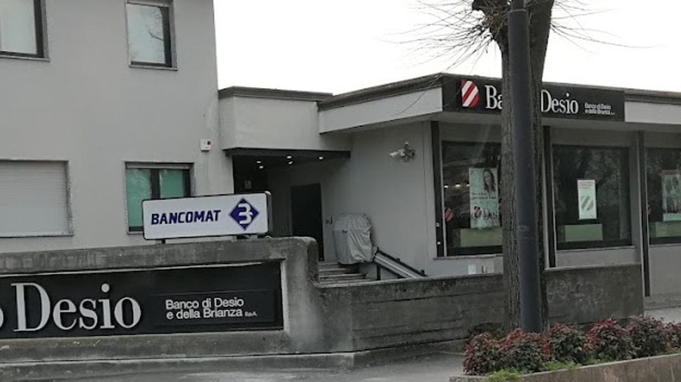 I due sono stati arrestati dopo un prelievo al bancomat in via Manzoni