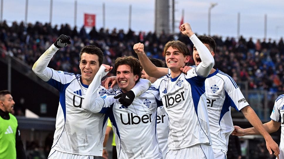 La festa dei giocatori del Como dopo la vittoria contro il Pisa