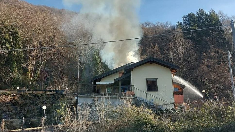 L’incendio ieri mattina in via Tivano a Nesso