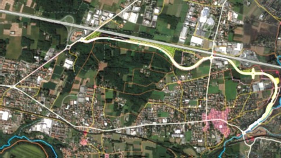 La variante procede in buona parte affiancando l’autostrada