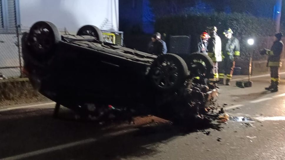 L’auto semidistrutta dopo il ribaltamento dell’altra notte in via Milano