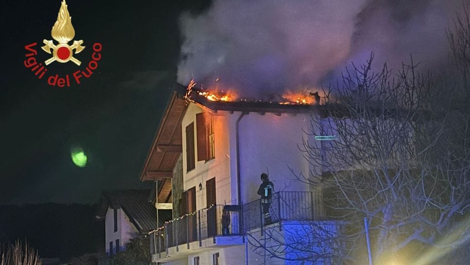 I vigili del fuoco al lavoro per domare il rogo del tetto di una villetta in via Verdi a Lipomo