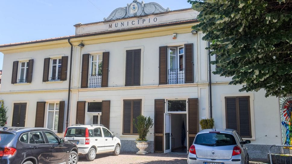 Il palazzo municipale è alla prese con tagli e aumenti