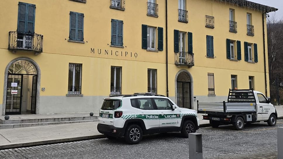 Il municipio di Erba: il Comune prosegue la sua azione di lotta all’evasione