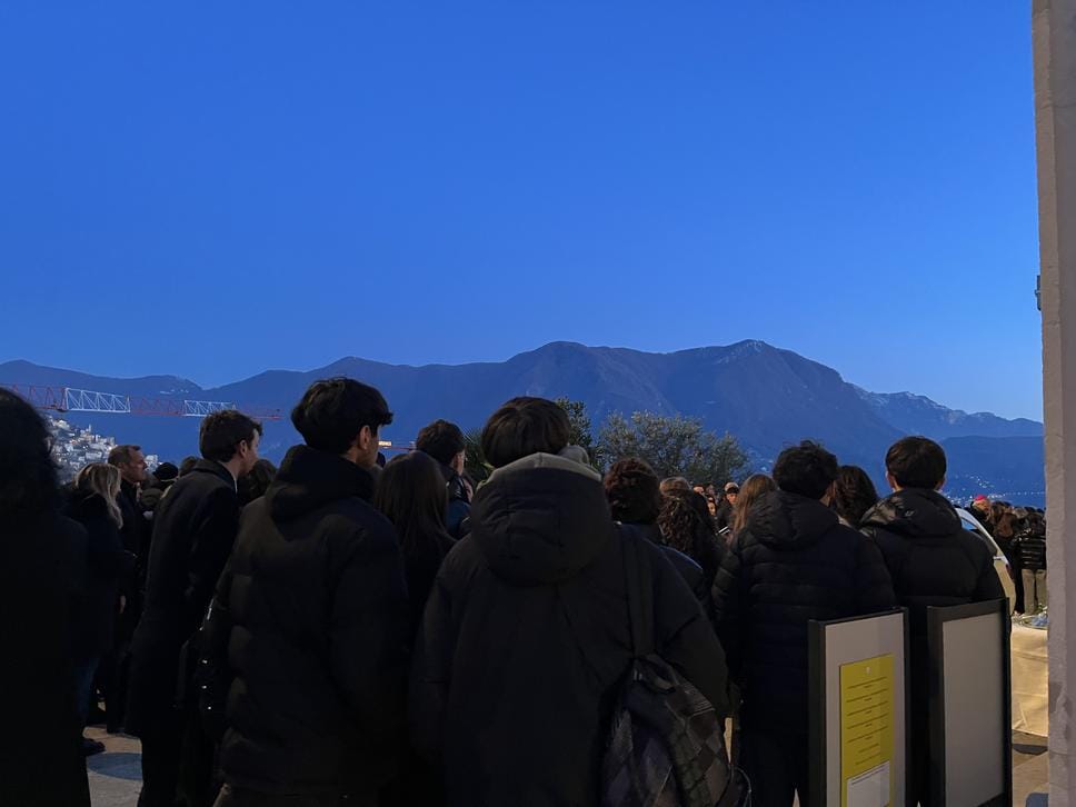 Tanti amici e compagni di scuola presenti al funerale a Lugano