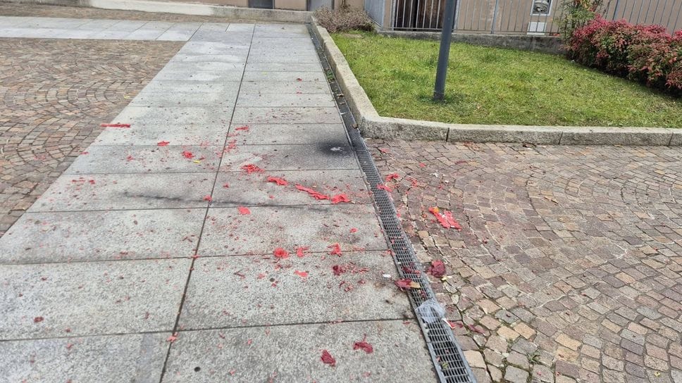 Petardo esploso sul marmo di piazza Roma