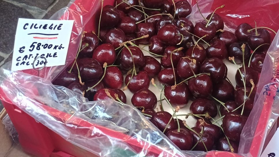 Il cartello con frutta e prezzo