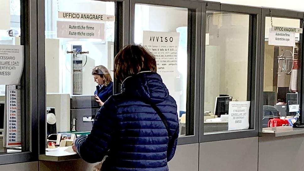 L’ufficio anagrafe del Comune di Erba