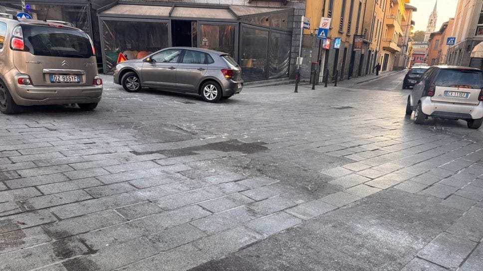 I lastroni rattoppati ieri mattina in piazza Garibaldi