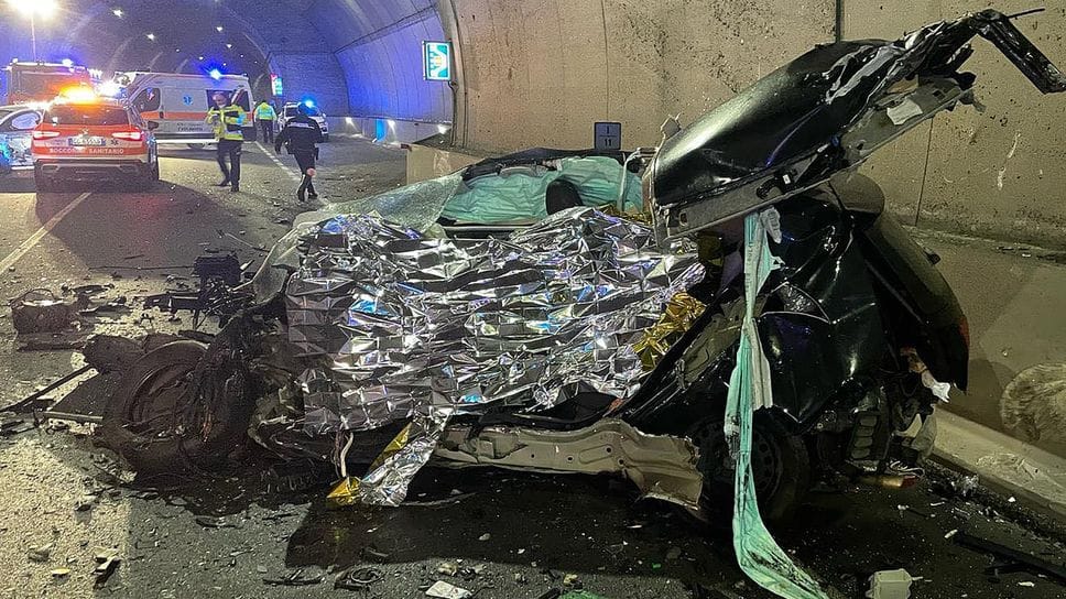 La Volkswagen Golf su cui viaggiavano le due vittime