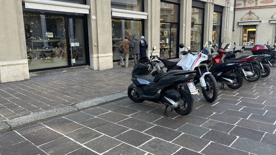 Le moto in Largo Miglio prima del divieto