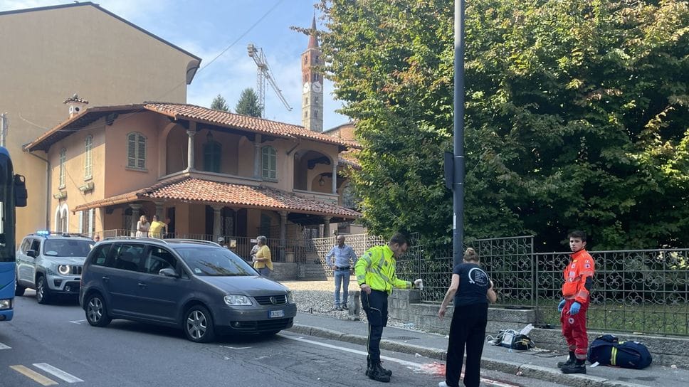 Tragedia in moto  a Cantù, lo strazio al liceo Fermi