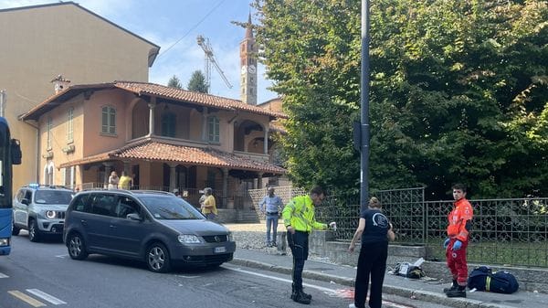 Tragedia in moto  a Cantù, lo strazio al liceo Fermi