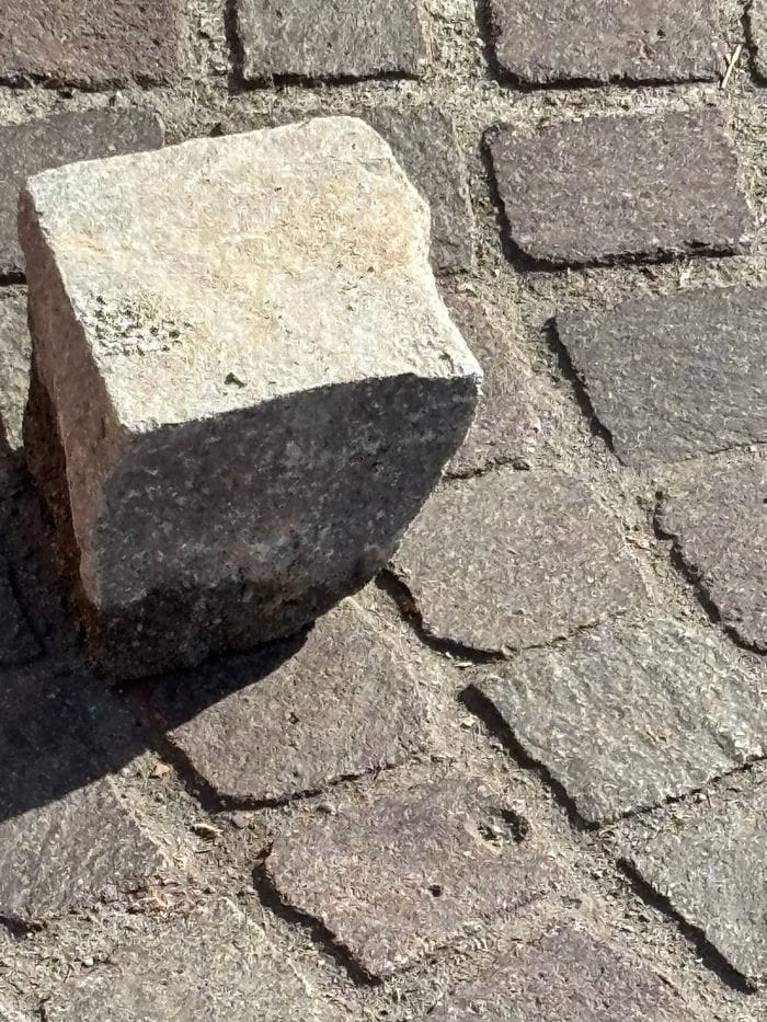 Cantiere Lungolago: a Sant’Agostino i sanpietrini sono “spaiati”
